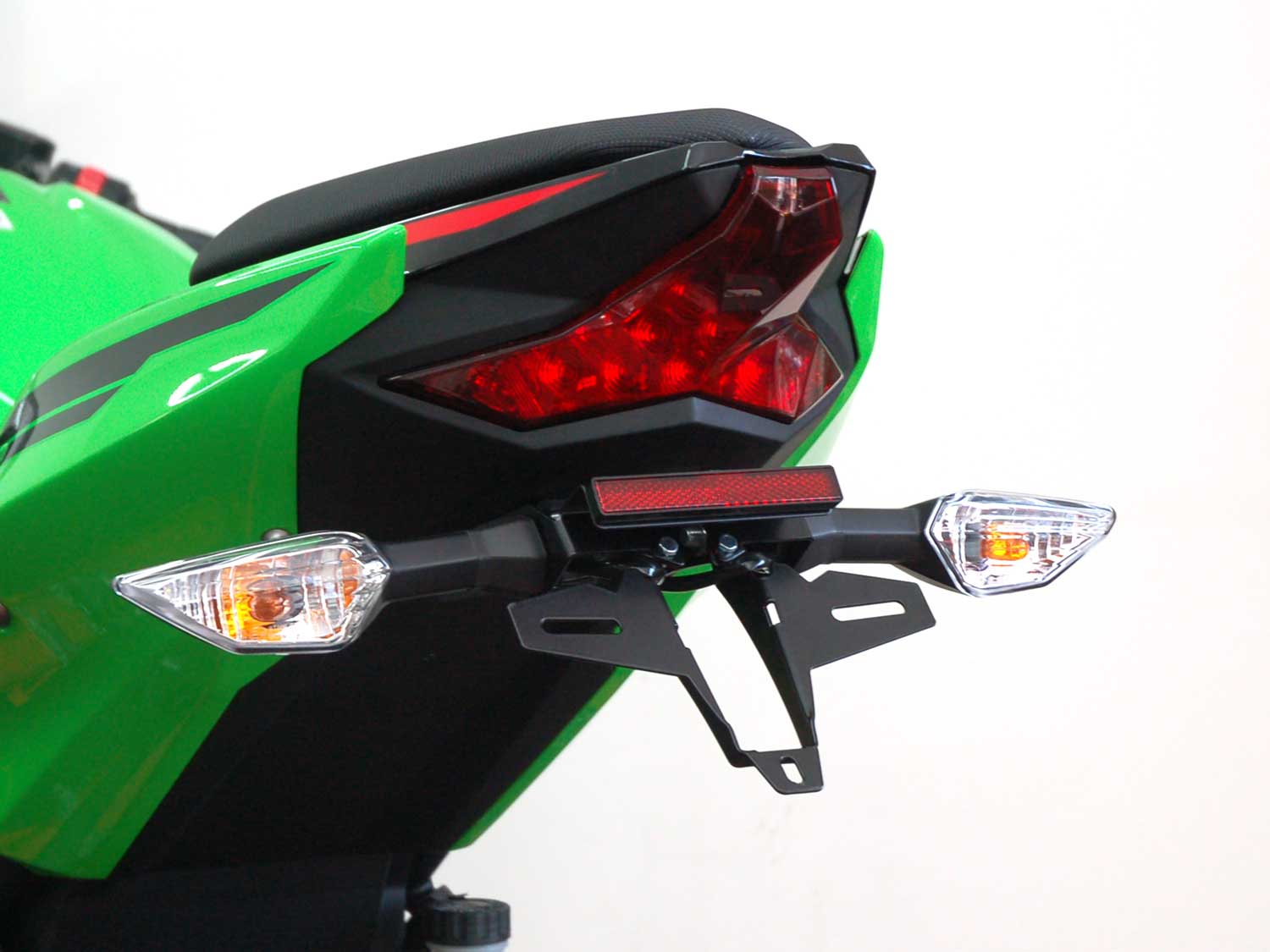 Porta targa IQ5 per Kawasaki Ninja 400 | 250 | Z400 Portatarga IQ5 per Kawasaki Ninja 500 SE | Z500 SE (2024-2026) per indicatori di direzione originali