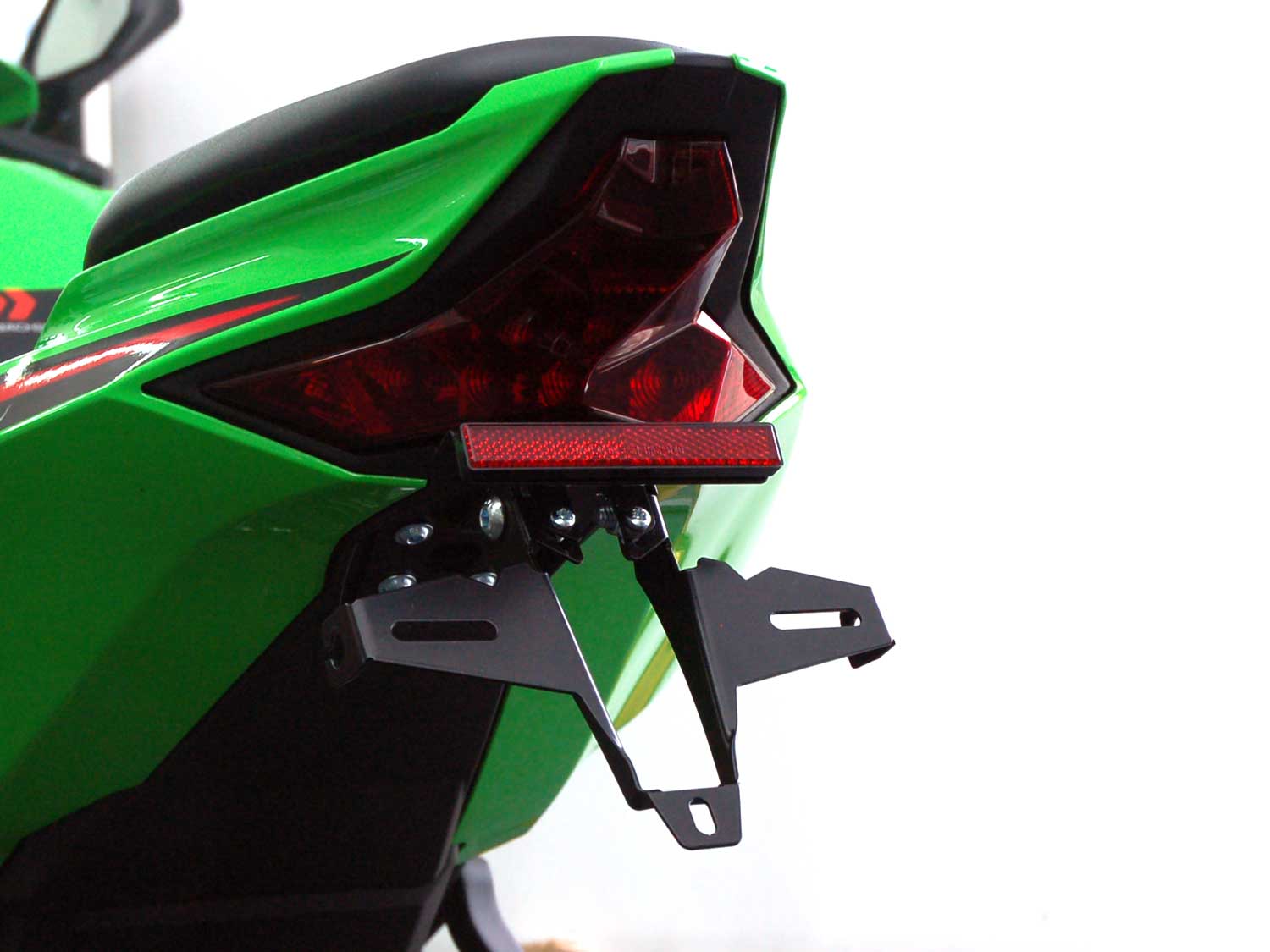 Porta targa IQ4 per Kawasaki ZX-6R (2009-2016) OEM Indicatore di originale (180-200mm) Porta targa IQ4 per Kawasaki ZX-6R (2009-2016) OEM Indicatore di originale (180-200mm)