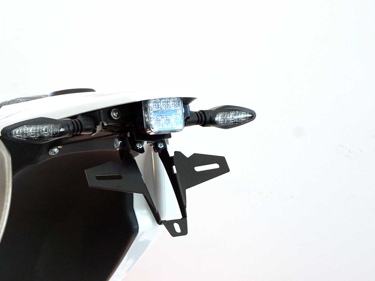 Portatarga IQ1 per Husqvarna 701 (2016-2024) per fanale posteriore OEM Portatarga IQ1 per Husqvarna 701 (2016-2024) per fanale posteriore OEM