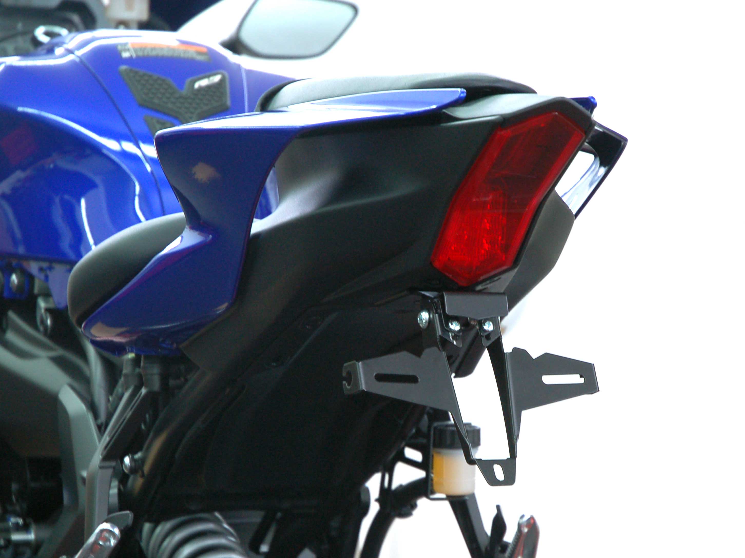 Portatarga IQ1 per Yamaha R7 (2026-2027) per indicatori di direzione originali