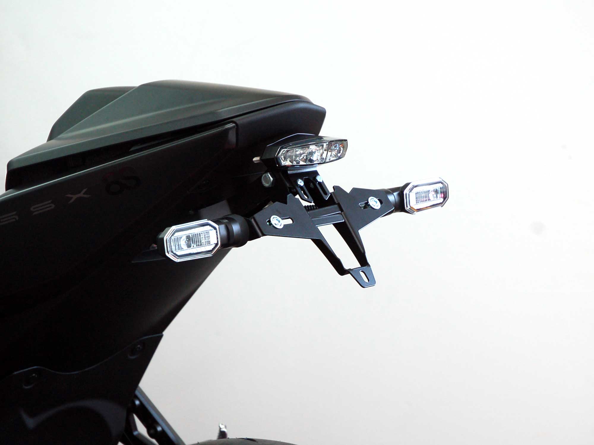 Portatarga IQ1 per Suzuki GSX-8S | GSX-8R (2023-2026) con fanalino posteriore Portatarga IQ1 per Suzuki GSX-8S | GSX-8R (2023-2026) con luce posteriore per indicatori di direzione originali