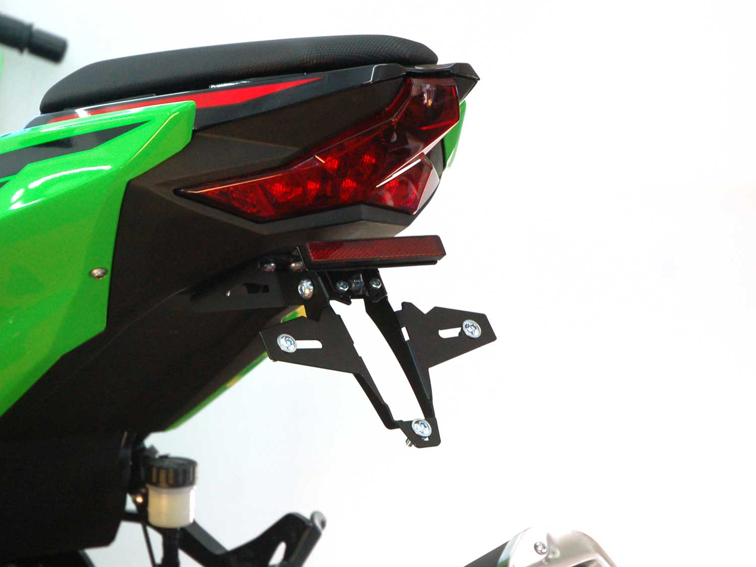 Portatarga IQ4 per Kawasaki Ninja 400 | 250 | Z400 per indicatori originali Portatarga IQ4 per Kawasaki Ninja 500 SE | Z500 SE (2024-2026) per indicatori di direzione originali