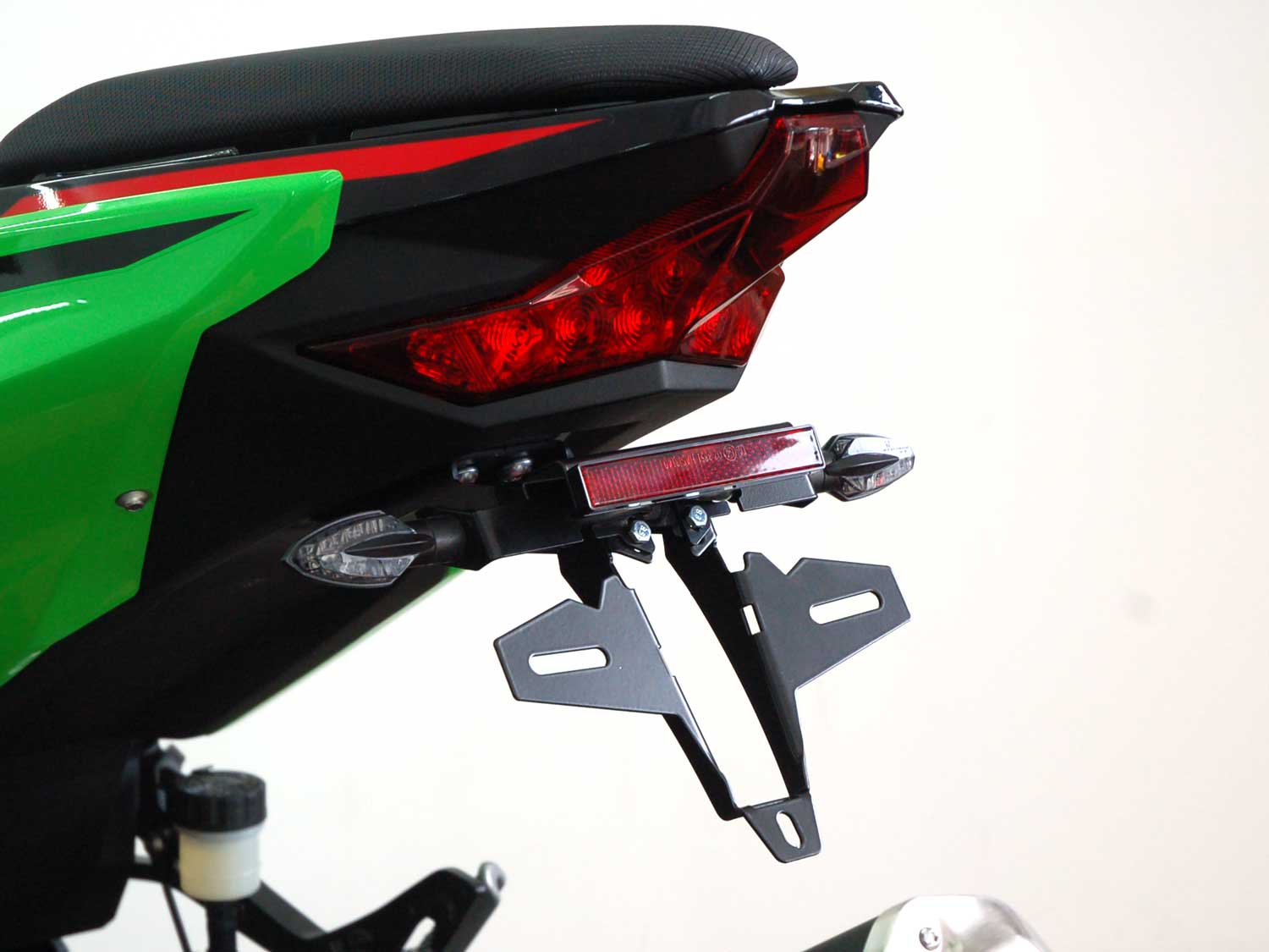 Portatarga IQ5 per Kawasaki Ninja 400 | 250 | Z400 (ZB) Portatarga IQ5 per Kawasaki Ninja 500 SE | Z500 SE (2024-2026) per indicatori di direzione originali