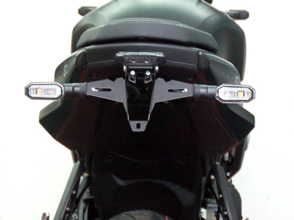 Portatarga IQ1 per Suzuki GSX-8T | GSX-8TT (2025-2026) con luce posteriore Portatarga IQ1 per Suzuki GSX-8T | GSX-8TT (2025-2026) con luce posteriore per indicatori di direzione originali