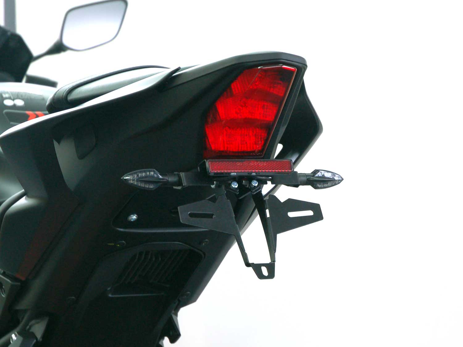 Portatarga IQ5 per Yamaha R3 (2025-2026) per indicatori di direzione accessori