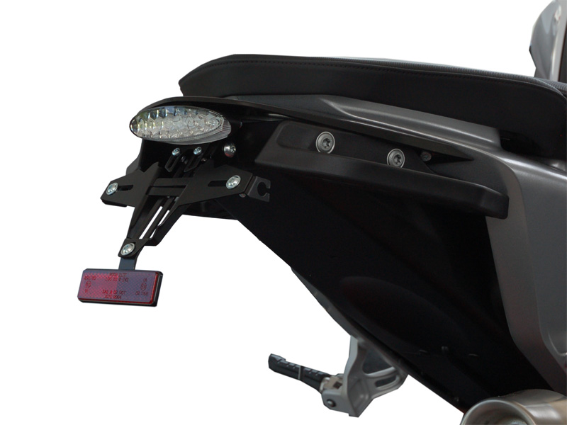 Porta targa IQ1 per KTM 690 DUKE (2012-2019) luce posteriore ovale Portatarga IQ1 per KTM 690 DUKE (2012-2019) Fanale posteriore trasparente