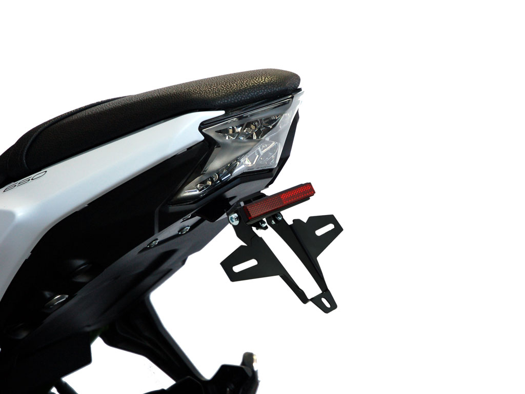 Porta targa IQ4 per Kawasaki Z650 (2017-202020) Portatarga IQ4 per Kawasaki Z650 S (2026-2027) per indicatori di direzione originali