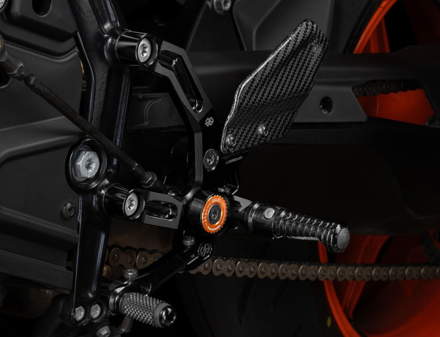 Sistema di poggiapiedi MUE2-KT02 per KTM 990 Duke Sistema di poggiapiedi MUE2-KT02 per KTM 990 Duke