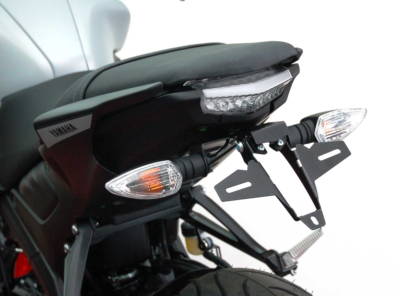 Porta targa IQ7 per Yamaha MT-125 (2020-2026) Porta targa IQ7 per Yamaha MT-125 (2020-2026) per gli indicatori originali