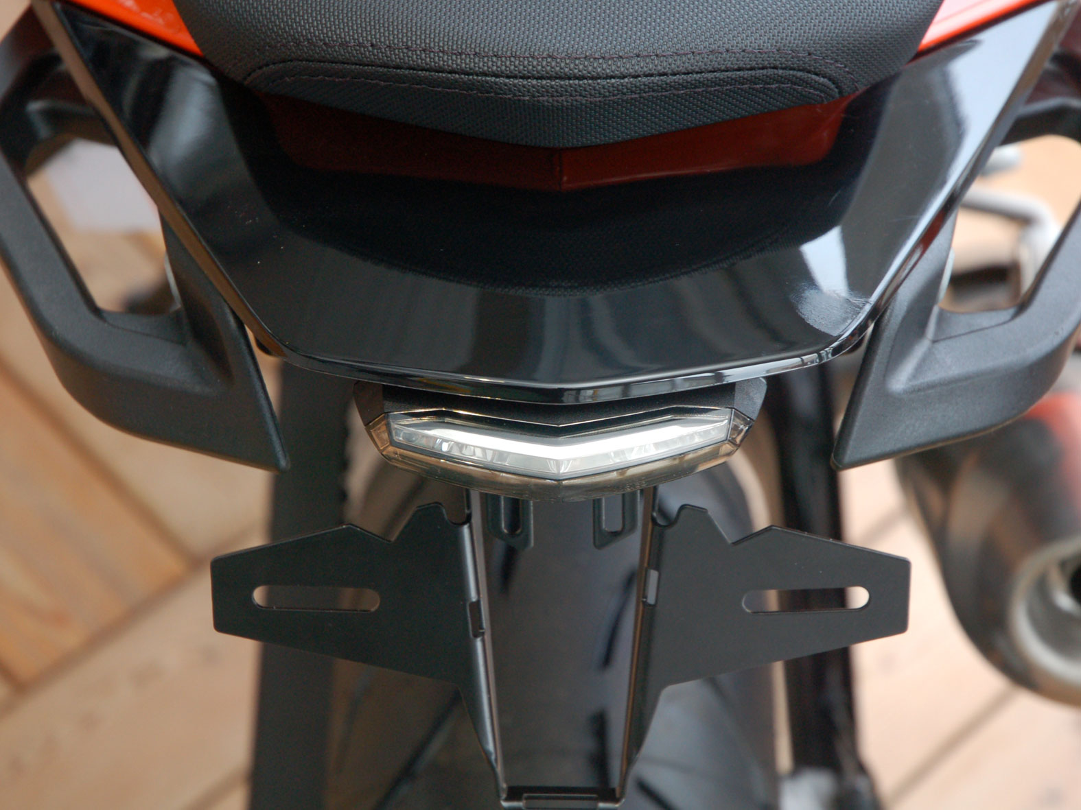Kennzeichenhalter IQ1 für KTM 690 DUKE (2012-2019) mit Rücklicht hexagonal Kennzeichenhalter IQ1 für KTM 690 DUKE (2012-2019) mit Rücklicht hexagonal