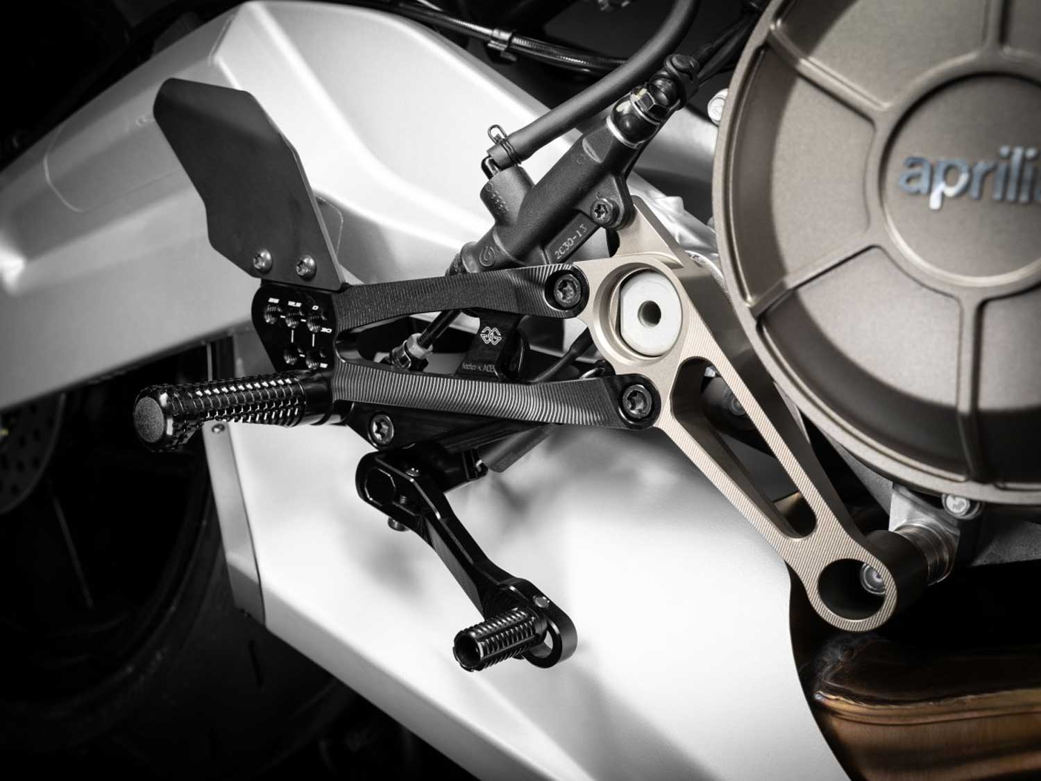 Sistema poggiapiedi FXR-A03-B per Aprilia RS 660 | Tuono 660 Sistema poggiapiedi FXR-A03-B per Aprilia RS 660 | Tuono 660