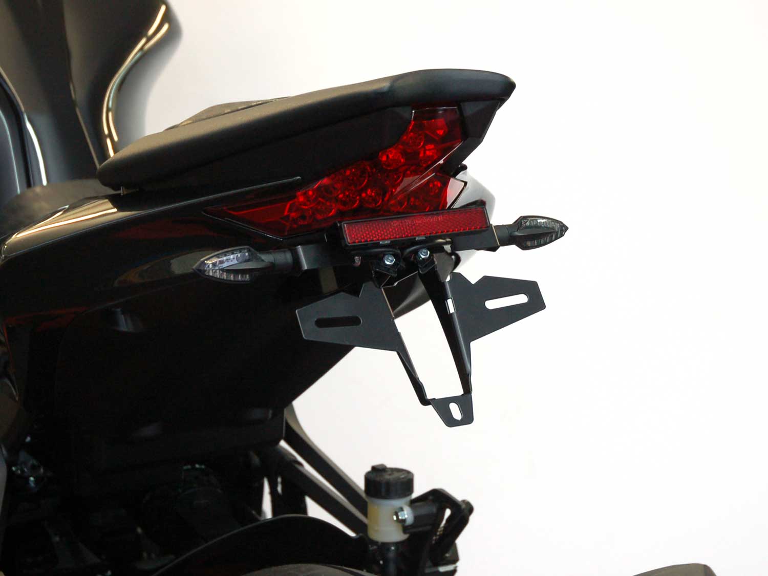 Portatarga IQ5 per Kawasaki Z1100 | Z1100 SE (2026-2027) per indicatori di direzione originali Portatarga IQ5 per Kawasaki Z650 S (2026-2027) per indicatori di direzione originali