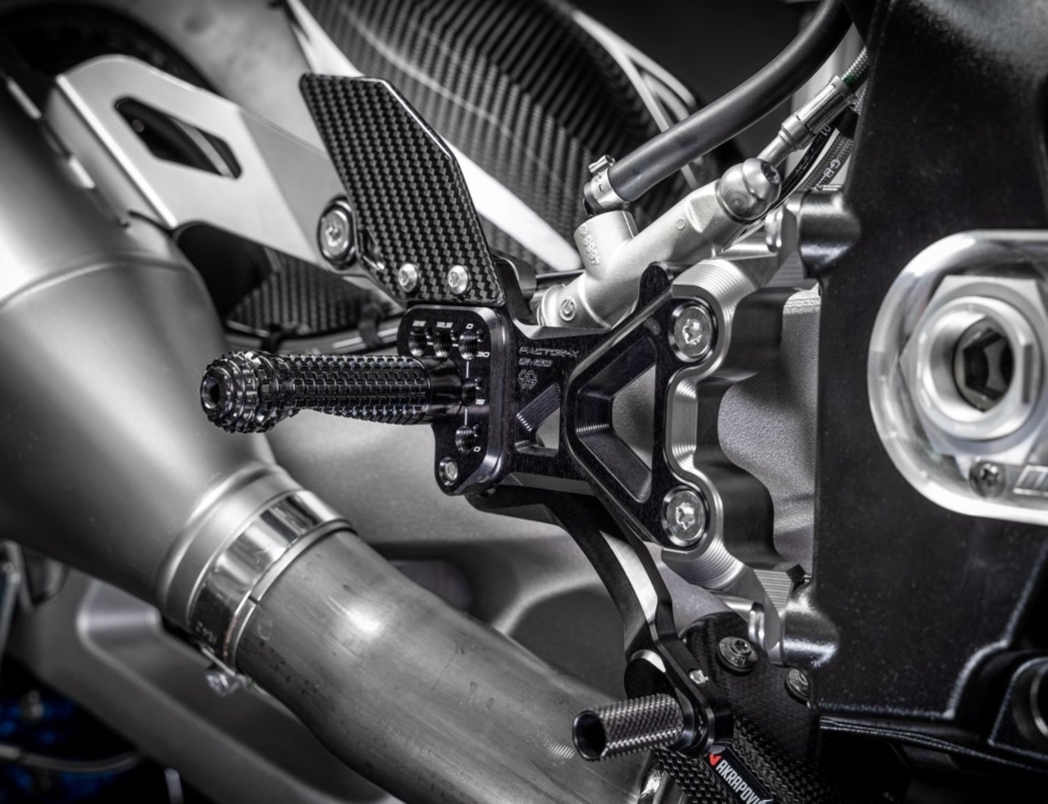 Sistema di pedane FXR-BM05 per BMW M1000RR (2020-2026) | S1000RR (2019-2026)