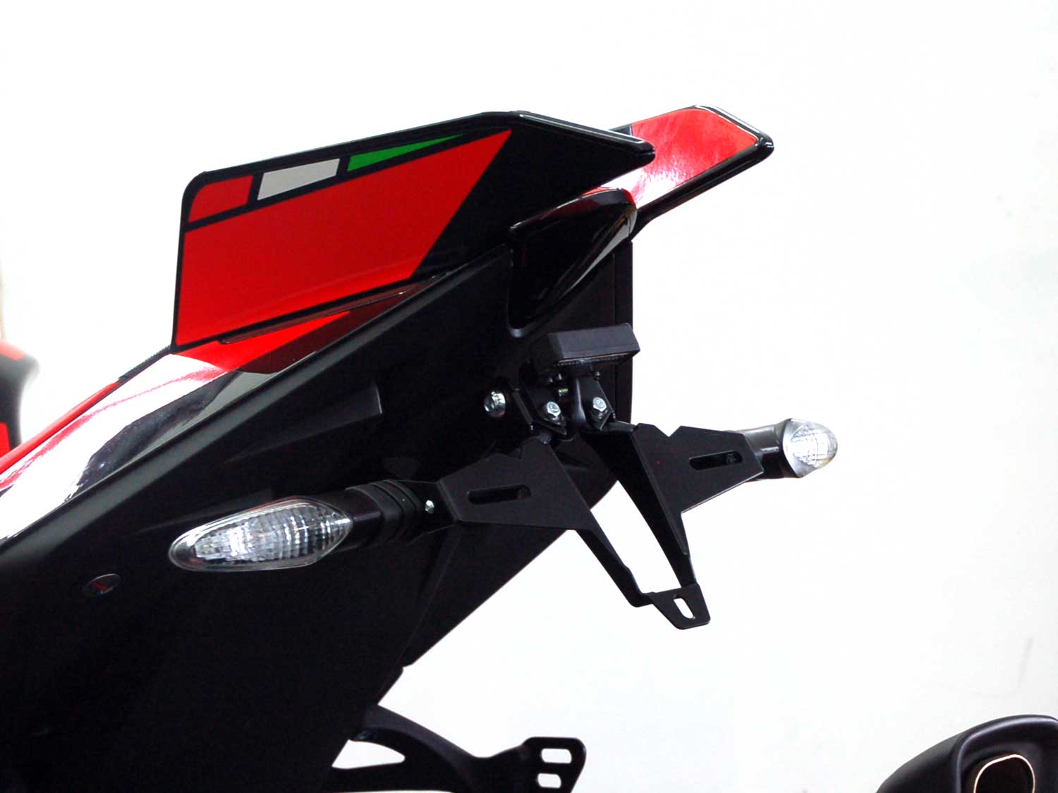 Portatarga IQ9 per Aprilia RSV4 | Tuono V4 (2025-2026) Portatarga IQ9 per Aprilia RSV4 | Tuono V4 (2025-2026) per indicatori di direzione originali