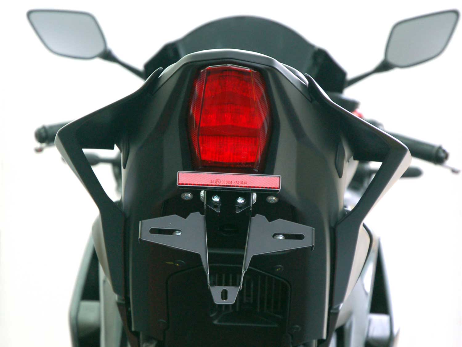 Portatarga IQ4 per Yamaha R3 (2025-2026) per indicatori di direzione originali Portatarga IQ4 per Yamaha R3 (2025-2026) per indicatori di direzione originali