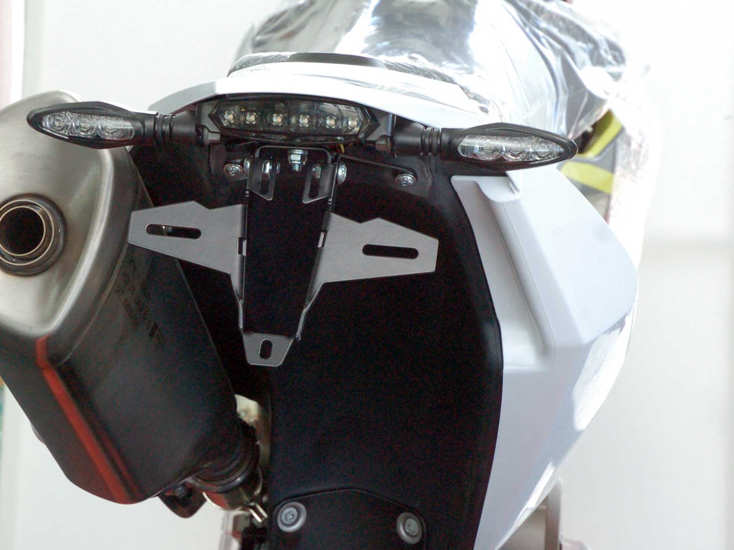 Porta targa IQ1 per Husqvarna 701 (2016-202020) con luce posteriore