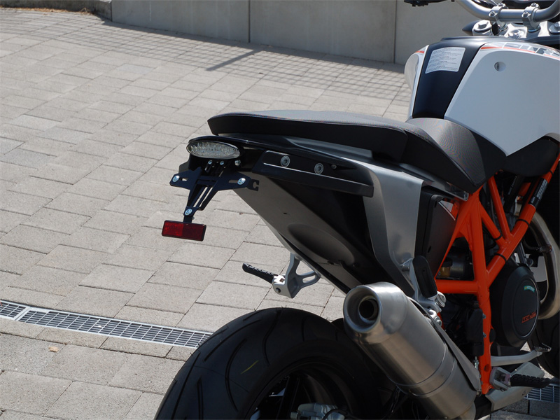 Porta targa IQ1 per KTM 690 DUKE (2012-2019) luce posteriore ovale Portatarga IQ1 per KTM 690 DUKE (2012-2019) Fanale posteriore trasparente