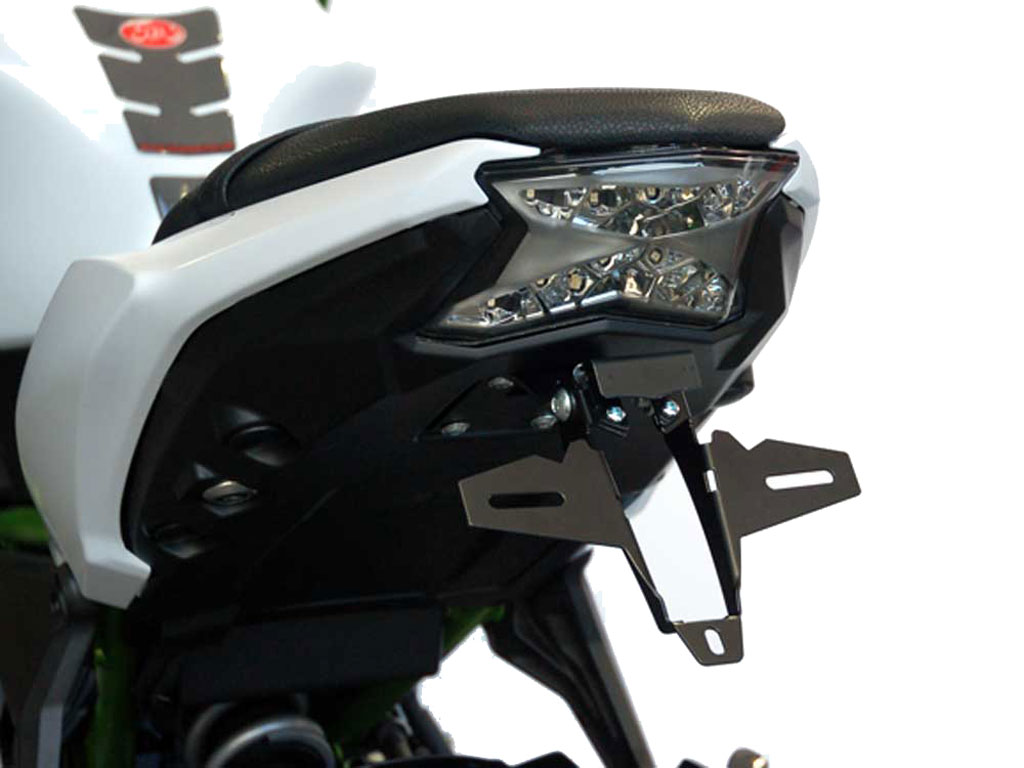 Porta targa IQ1 per Kawasaki Z650 (2017-202020) Portatarga IQ1 per Kawasaki Z650 S (2026-2027) per indicatori di direzione originali