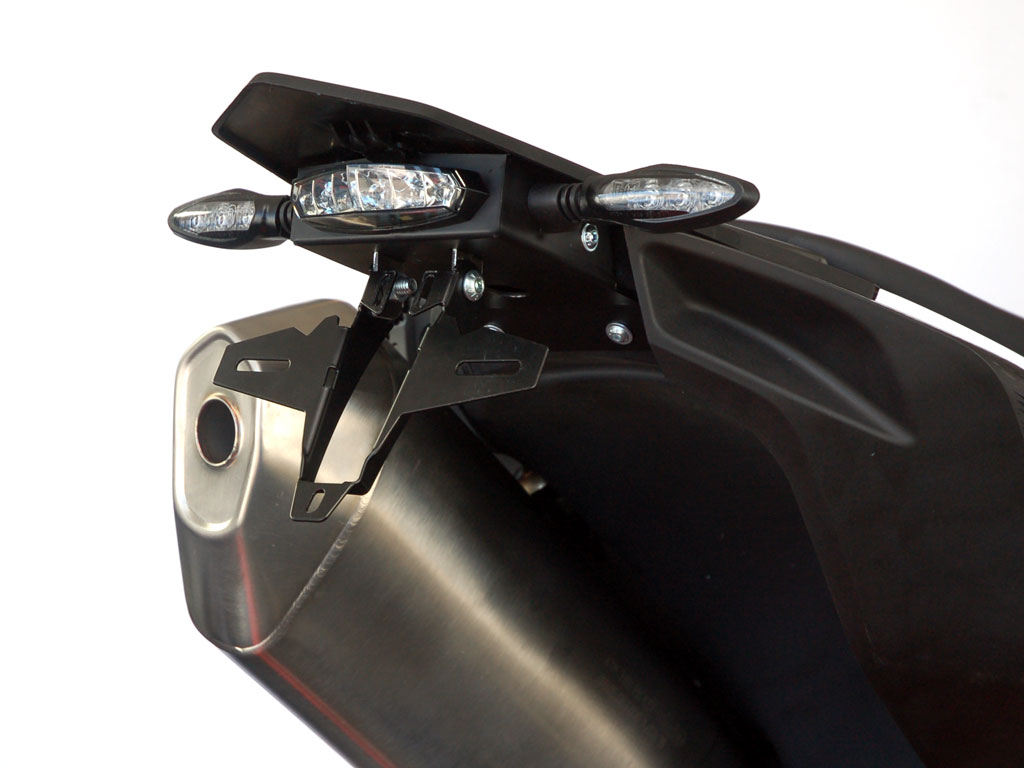 Porta targa IQ1 per KTM 690 SMC R (2019-2025) con luce posteriore Porta targa IQ1 per KTM 690 SMC R (2019-2022) con luce posteriore