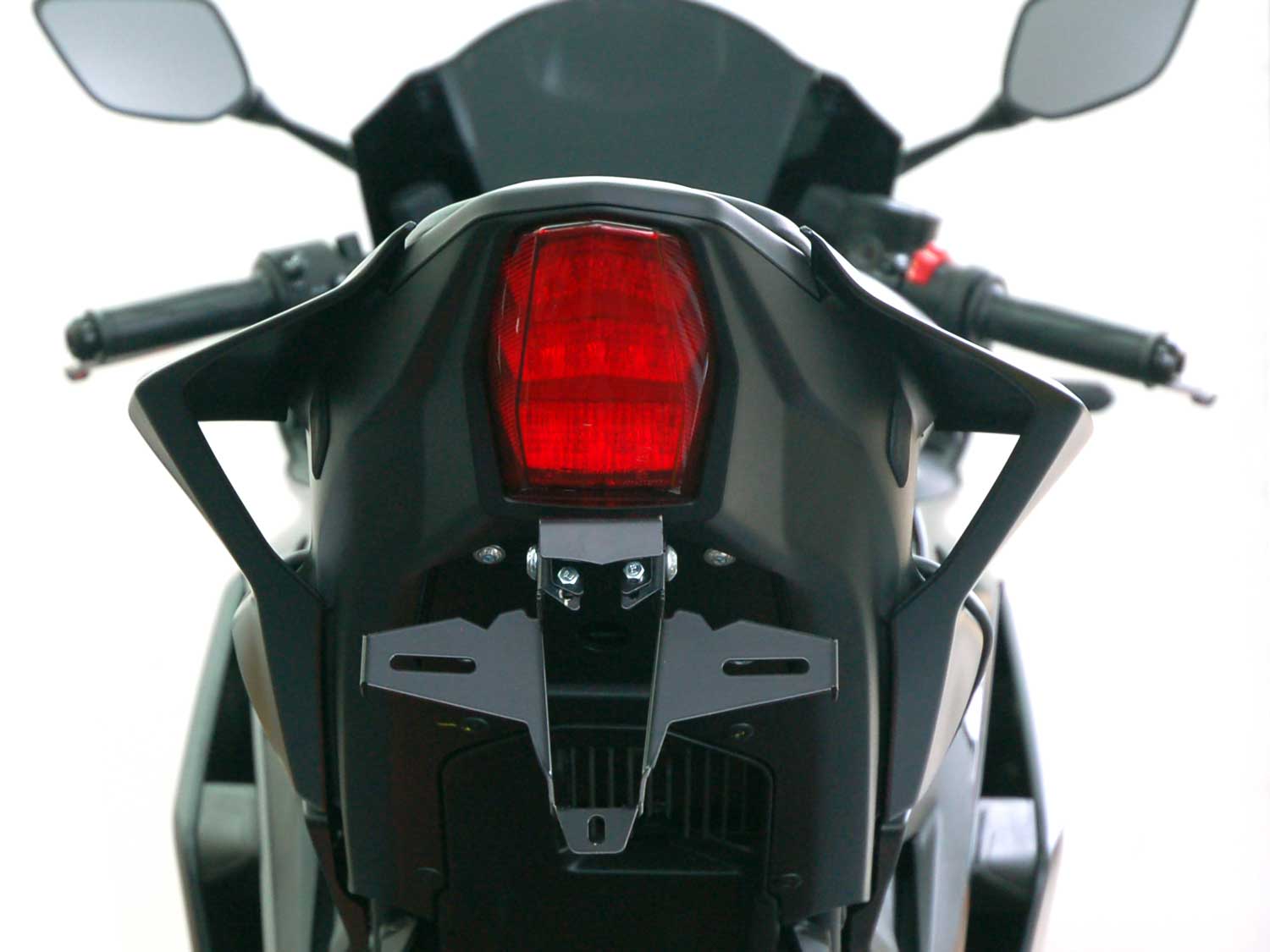 Portatarga IQ1 per Yamaha R3 (2025-2026) per indicatori di direzione originali