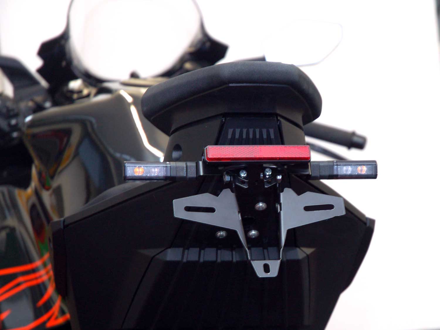 Portatarga IQ5 per KTM 990 RC R (2026-2027) per indicatori di direzione originali Portatarga IQ5 per KTM 990 RC R (2026-2027) per indicatori di direzione originali