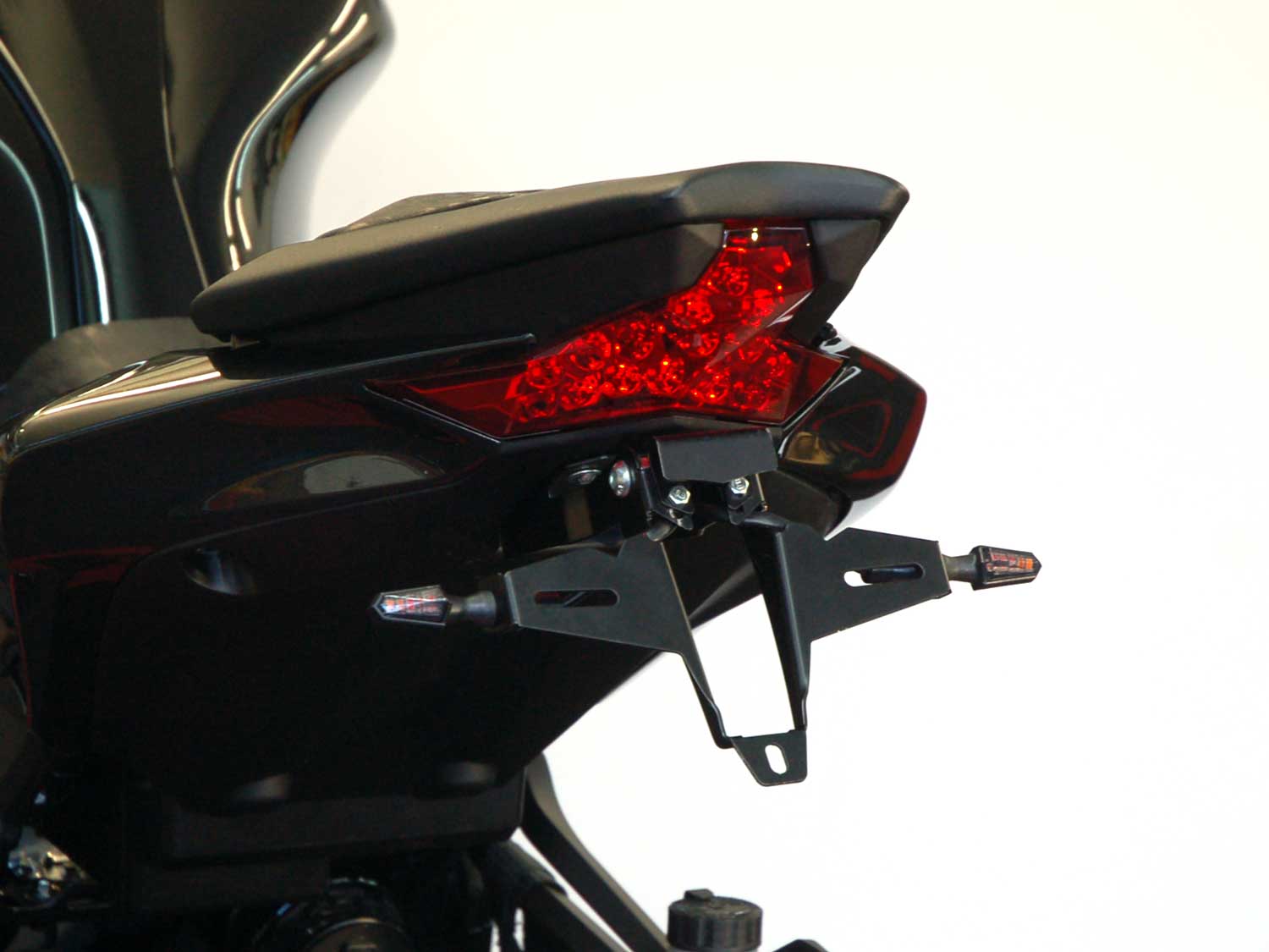 Portatarga IQ1 per Kawasaki Z1100 | Z1100 SE (2026-2027) per indicatori di direzione accessori Portatarga IQ1 per Kawasaki Z1100 | Z1100 SE (2026-2027) per indicatori di direzione originali