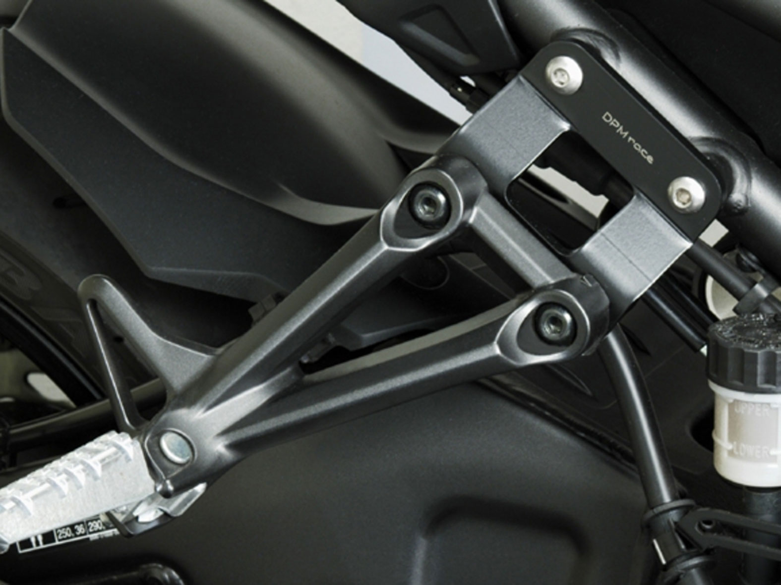 Abbassamento poggiapiedi per Pillion per Yamaha MT-10 (2015-202020) Abbassamento poggiapiedi per Pillion per Yamaha MT-10 (2015-202020)