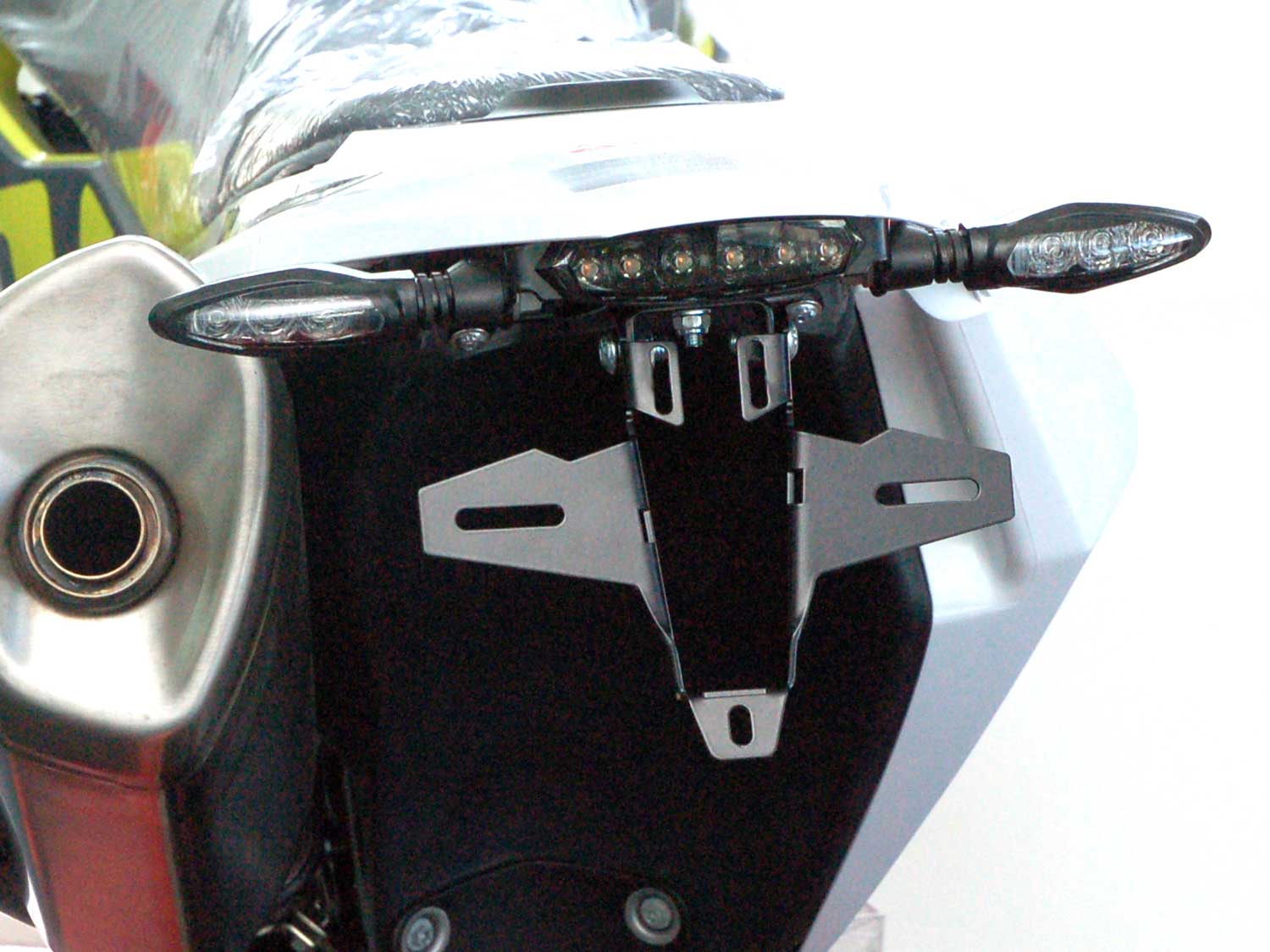 Porta targa IQ1 per Husqvarna 701 (2016-202020) con luce posteriore