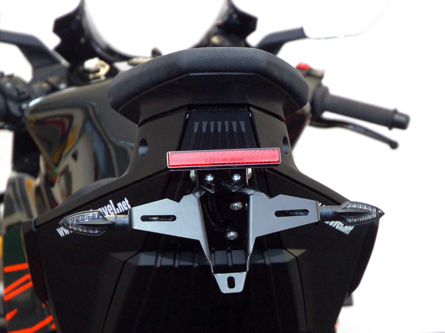 Portatarga IQ4 per KTM 990 RC R (2026-2027) Portatarga IQ4 per KTM 1390 Super Duke R | EVO (2024-2026) per indicatori di direzione originali
