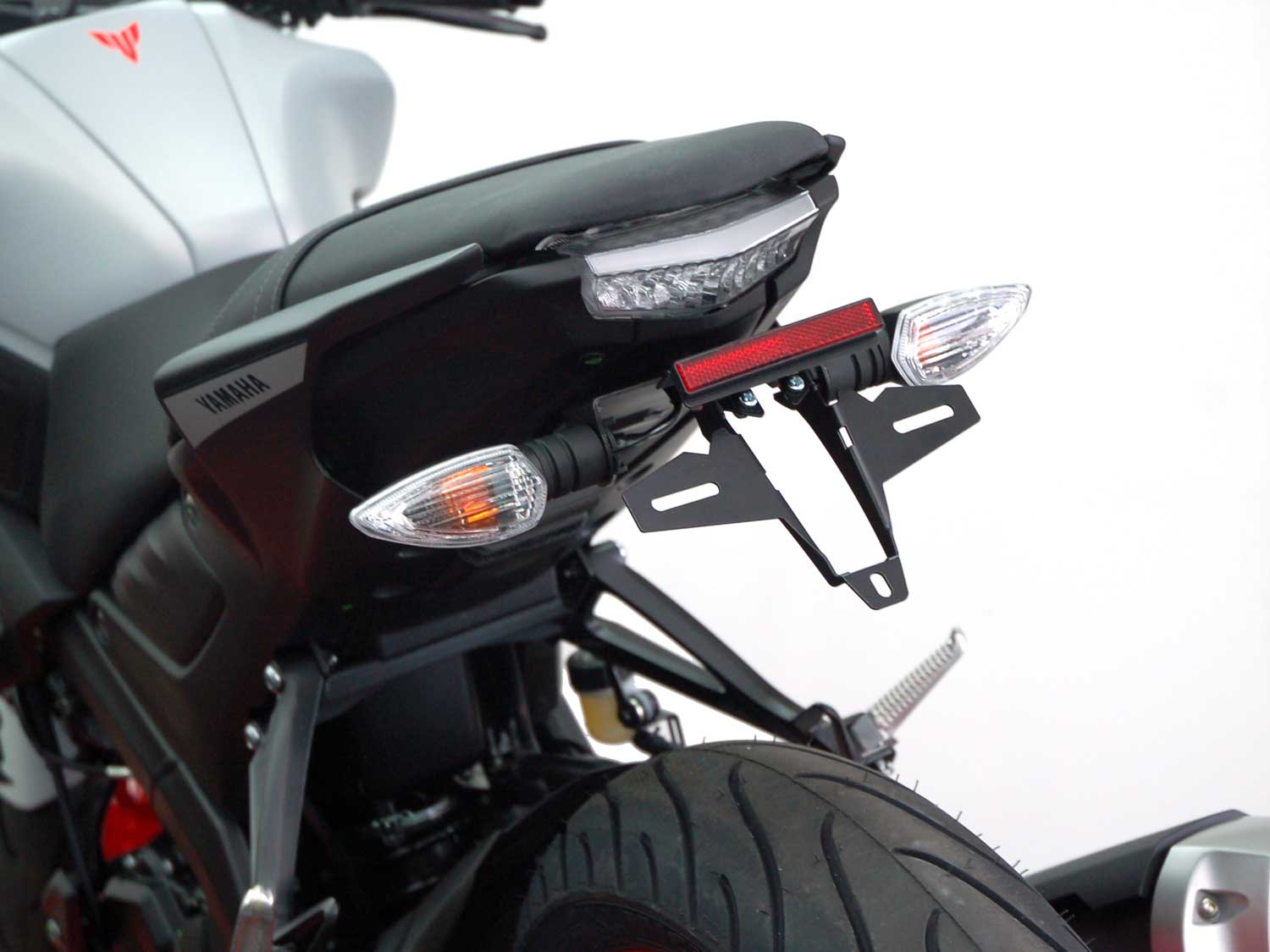 Porta targa IQ6 per Yamaha MT-125 (2020-2026) per indicatori accessori