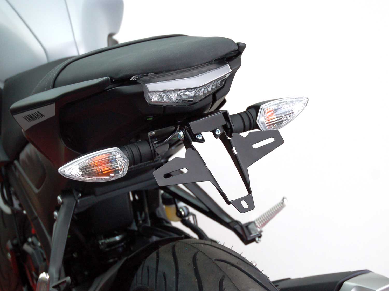 Porta targa IQ7 per Yamaha MT-125 (2020-2026) per indicatori accessori Porta targa IQ7 per Yamaha MT-125 (2020-2026) per gli indicatori originali