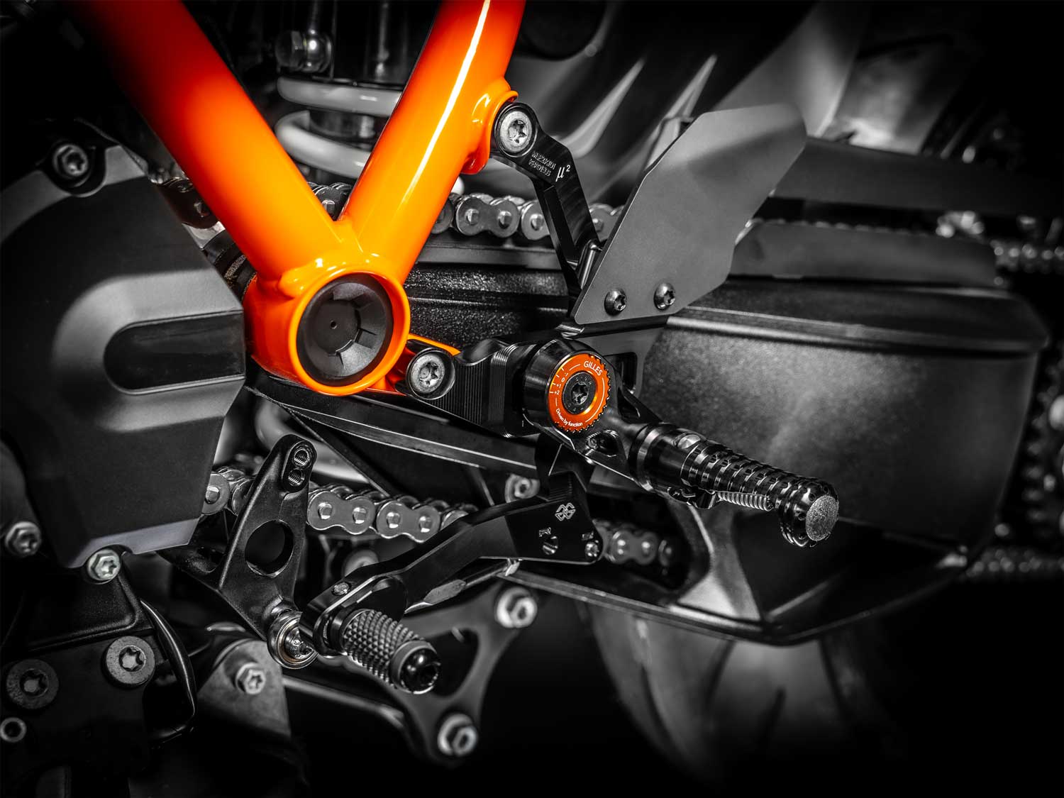 Sistema di pedane MUE2-KT01 per KTM 1290 Super Duke | R (2020-2023) Sistema di pedane MUE2-KT01 per KTM 1390 Super Duke R | EVO (2024-2026)