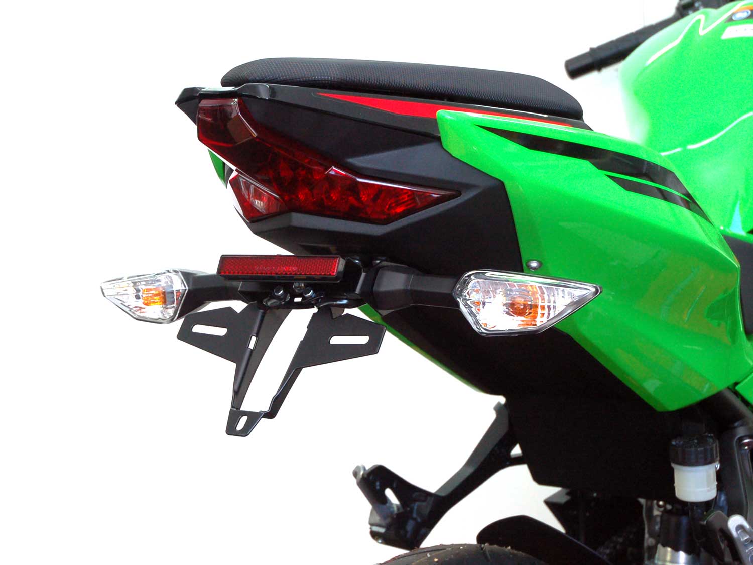 Porta targa IQ5 per Kawasaki Ninja 400 | 250 | Z400 Portatarga IQ5 per Kawasaki Ninja 500 SE | Z500 SE (2024-2026) per indicatori di direzione originali