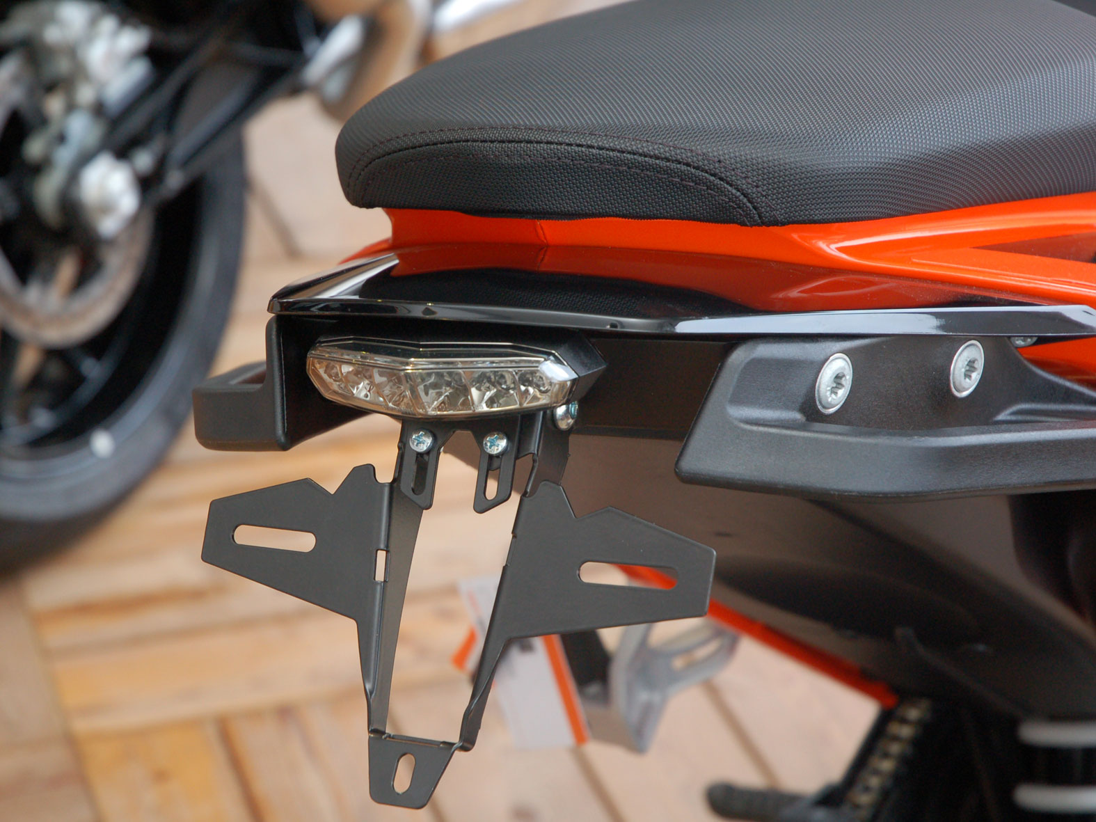 Kennzeichenhalter IQ1 für KTM 690 DUKE (2012-2019) mit Rücklicht hexagonal Kennzeichenhalter IQ1 für KTM 690 DUKE (2012-2019) mit Rücklicht hexagonal