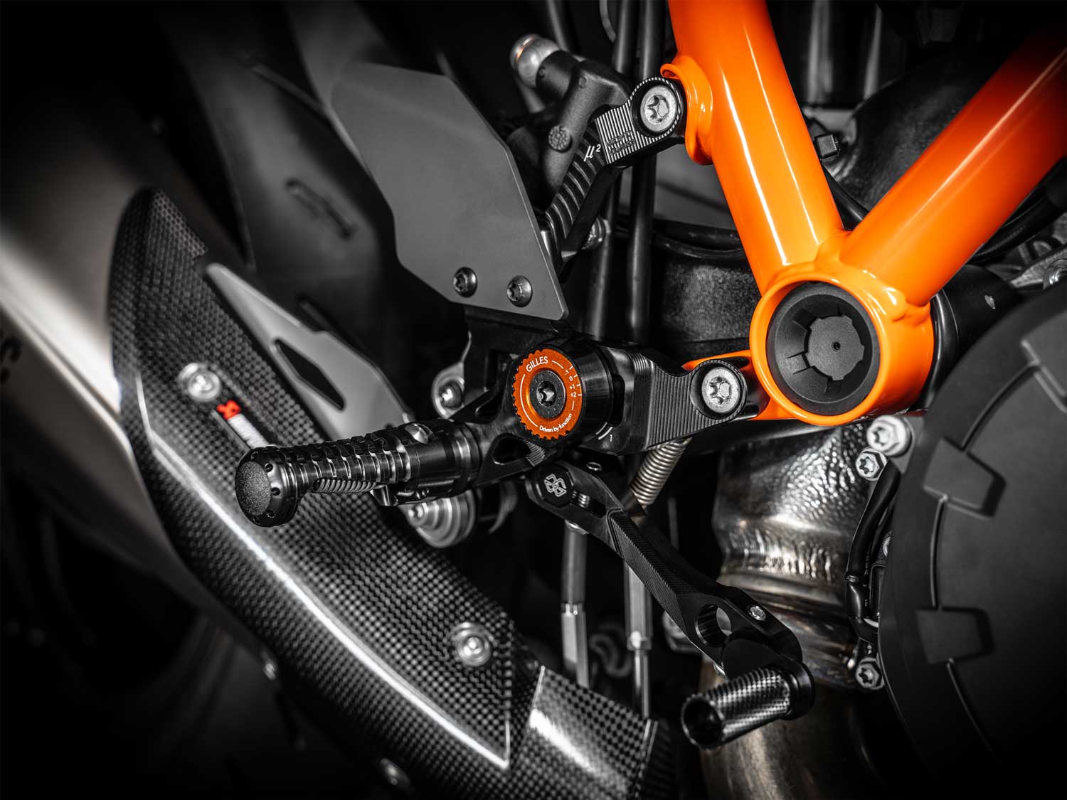 Sistema di pedane MUE2-KT01 per KTM 1290 Super Duke | R (2020-2023) Sistema di pedane MUE2-KT01 per KTM 1390 Super Duke R | EVO (2024-2026)