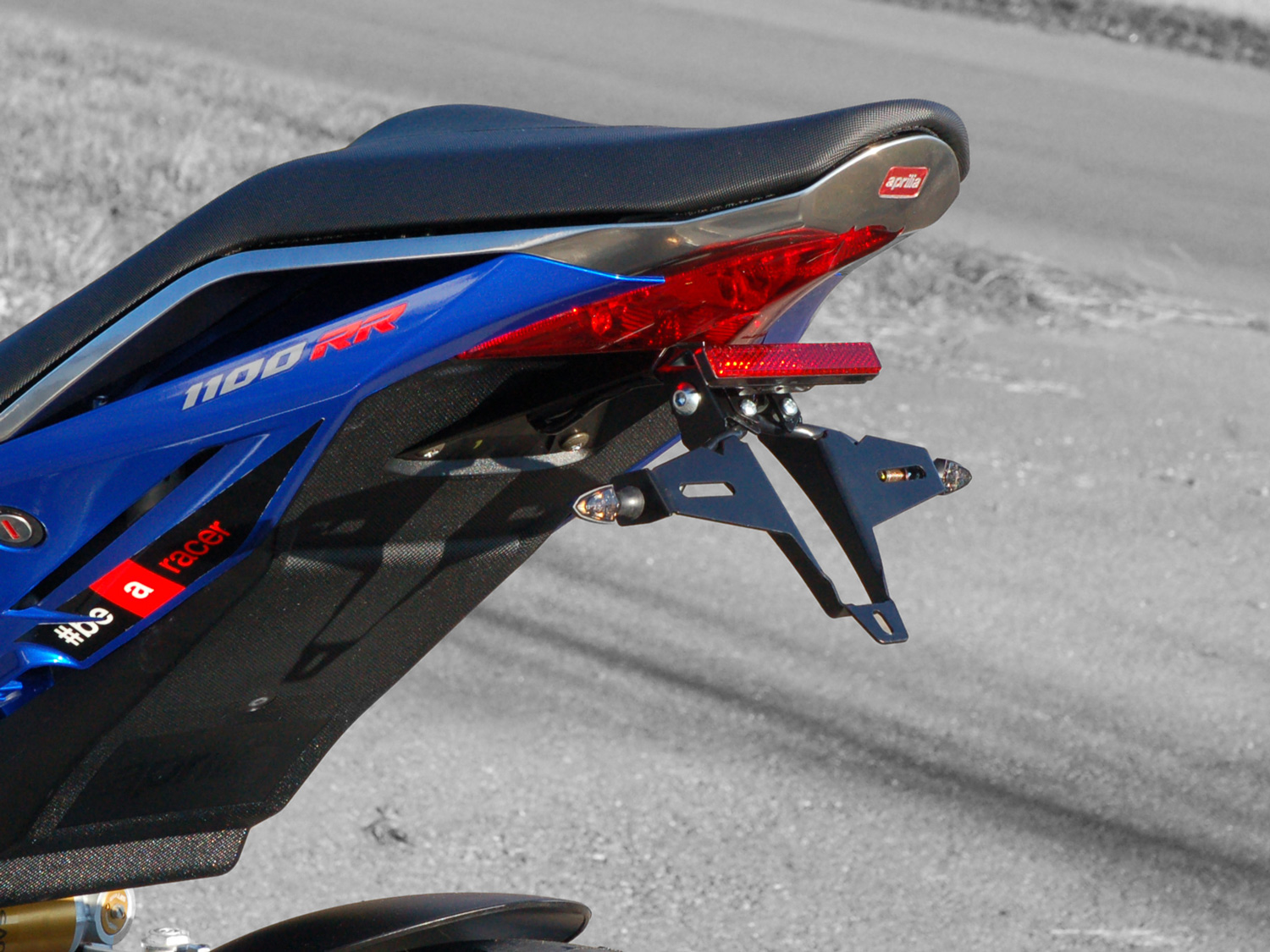 Porta targa IQ4 per Aprilia Tuono V4 (2011-2020) Kennzeichenhalter IQ4 für Aprilia Tuono V4 (2011-2020) für Originalblinker