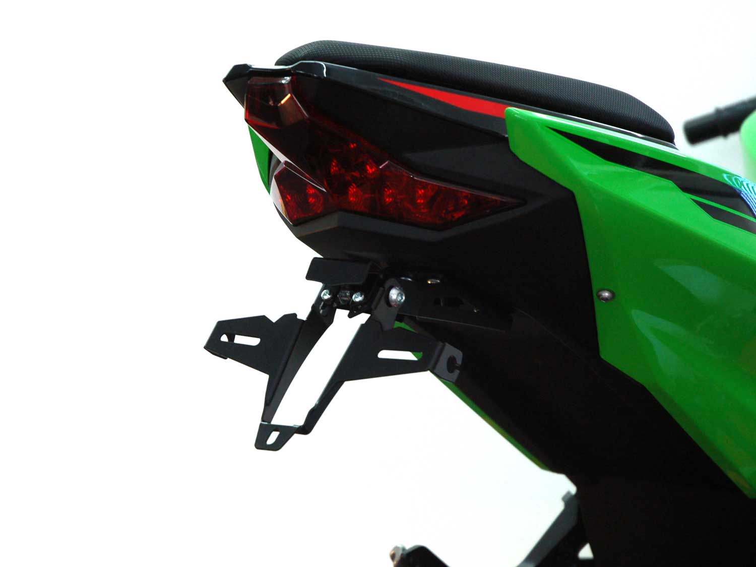 Porta targa IQ1 per Kawasaki Ninja 400 | 250 | Z400 Portatarga IQ1 per Kawasaki Ninja 500 SE | Z500 SE (2024-2026) per indicatori di direzione originali