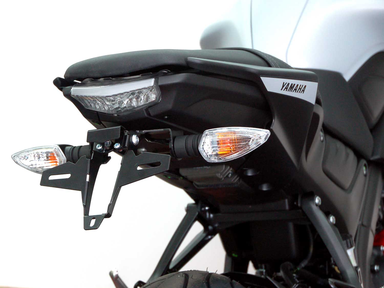 Porta targa IQ7 per Yamaha MT-125 (2020-2026) per indicatori accessori Porta targa IQ7 per Yamaha MT-125 (2020-2026) per gli indicatori originali