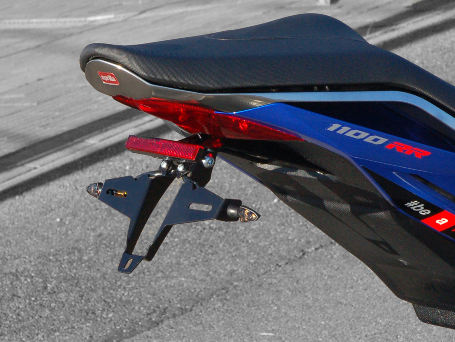 Porta targa IQ4 per Aprilia Tuono V4 (2011-2020) Kennzeichenhalter IQ4 für Aprilia Tuono V4 (2011-2020) für Originalblinker