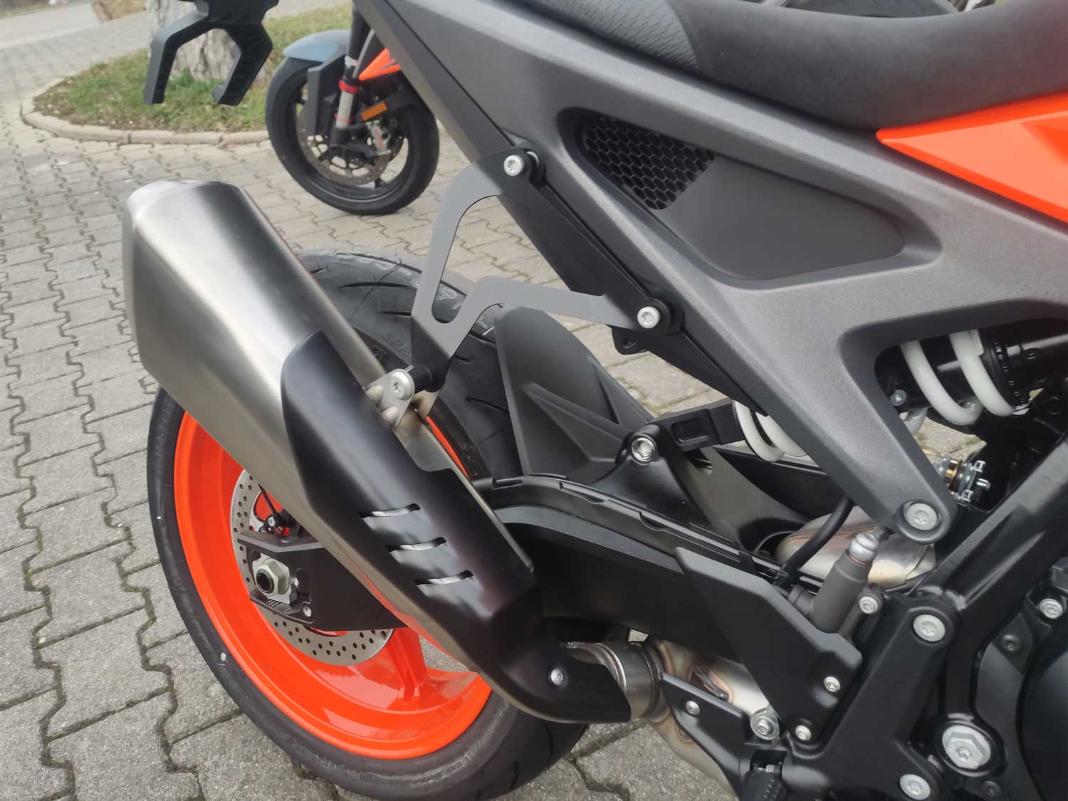 Staffa di scarico per KTM 990 Duke | Duke R (2024-2026) Staffa di scarico per KTM 990 Duke | Duke R (2024-2026)