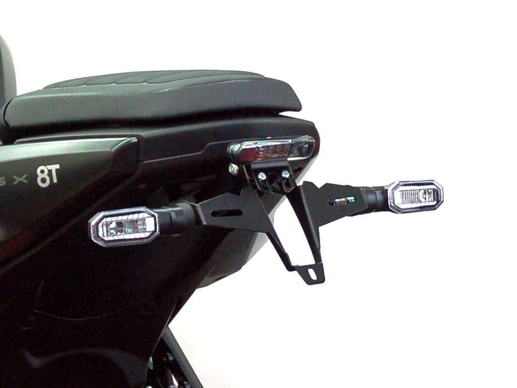 Portatarga IQ1 per Suzuki GSX-8T | GSX-8TT (2025-2026) con luce posteriore Portatarga IQ1 per Suzuki GSX-8T | GSX-8TT (2025-2026) con luce posteriore per indicatori di direzione originali