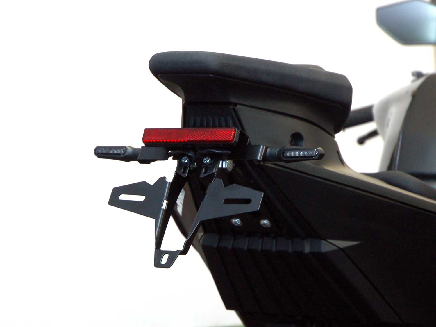Portatarga IQ5RB per KTM 990 RC R (2026-2027) Indicatore di direzione posteriore Portatarga IQ5RB per KTM 990 RC R (2026-2027) Indicatore di direzione posteriore