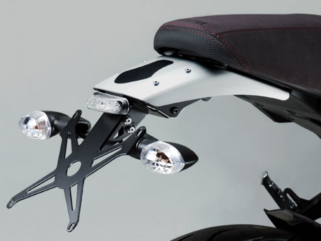 Porta targa con luce posteriore per Yamaha XSR900 (2015-202020) Porta targa con luce posteriore per Yamaha XSR900 (2015-202020)