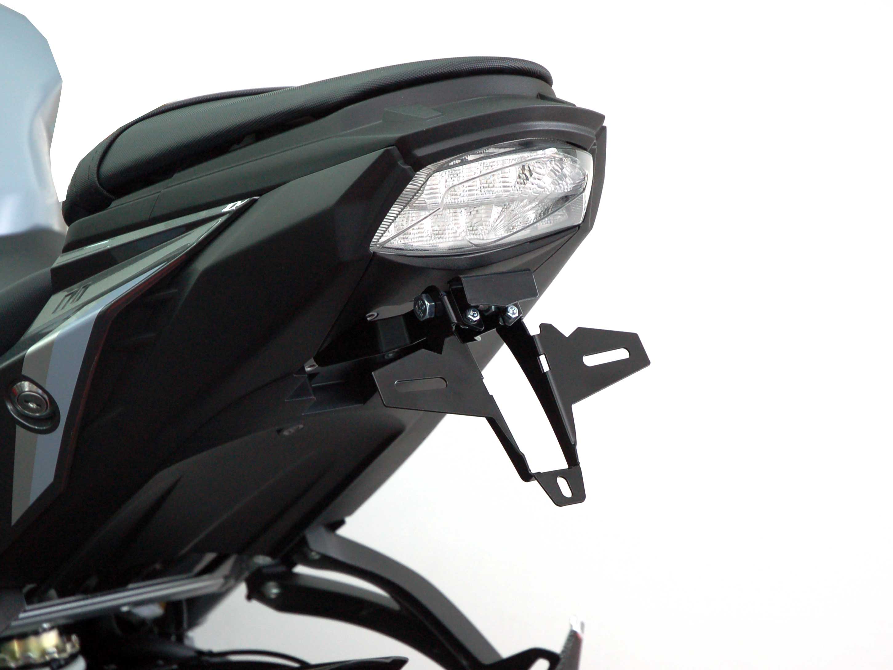Portatarga IQ1 per Suzuki GSX-S 1000 | 950 (2021-2025) Portatarga IQ1 per Suzuki GSX-S 1000 | 950 (2021-2025) (OB) (D)