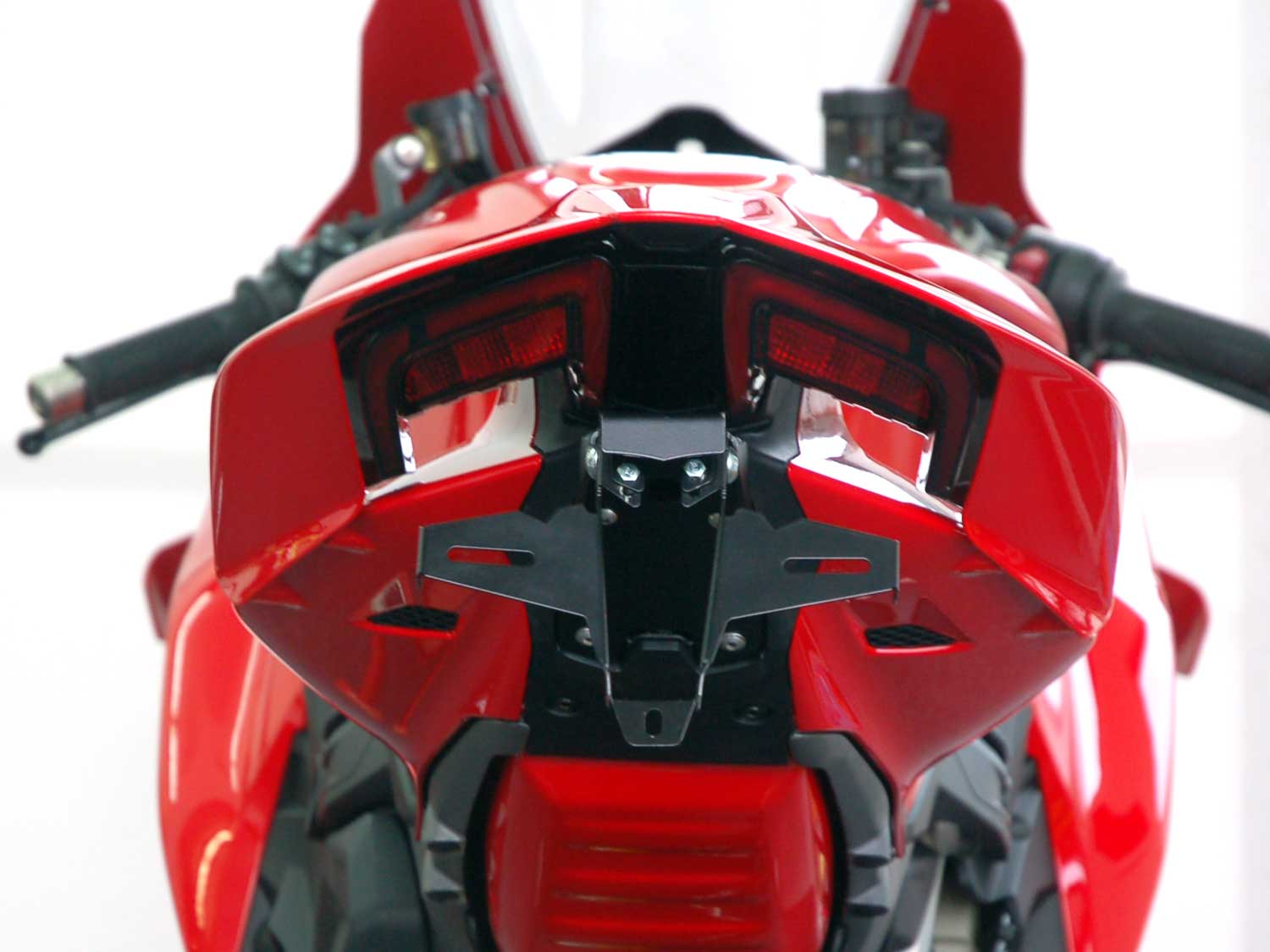 Portatarga IQ1 per Ducati Monster V2 (2026-2027) per indicatori di direzione originali