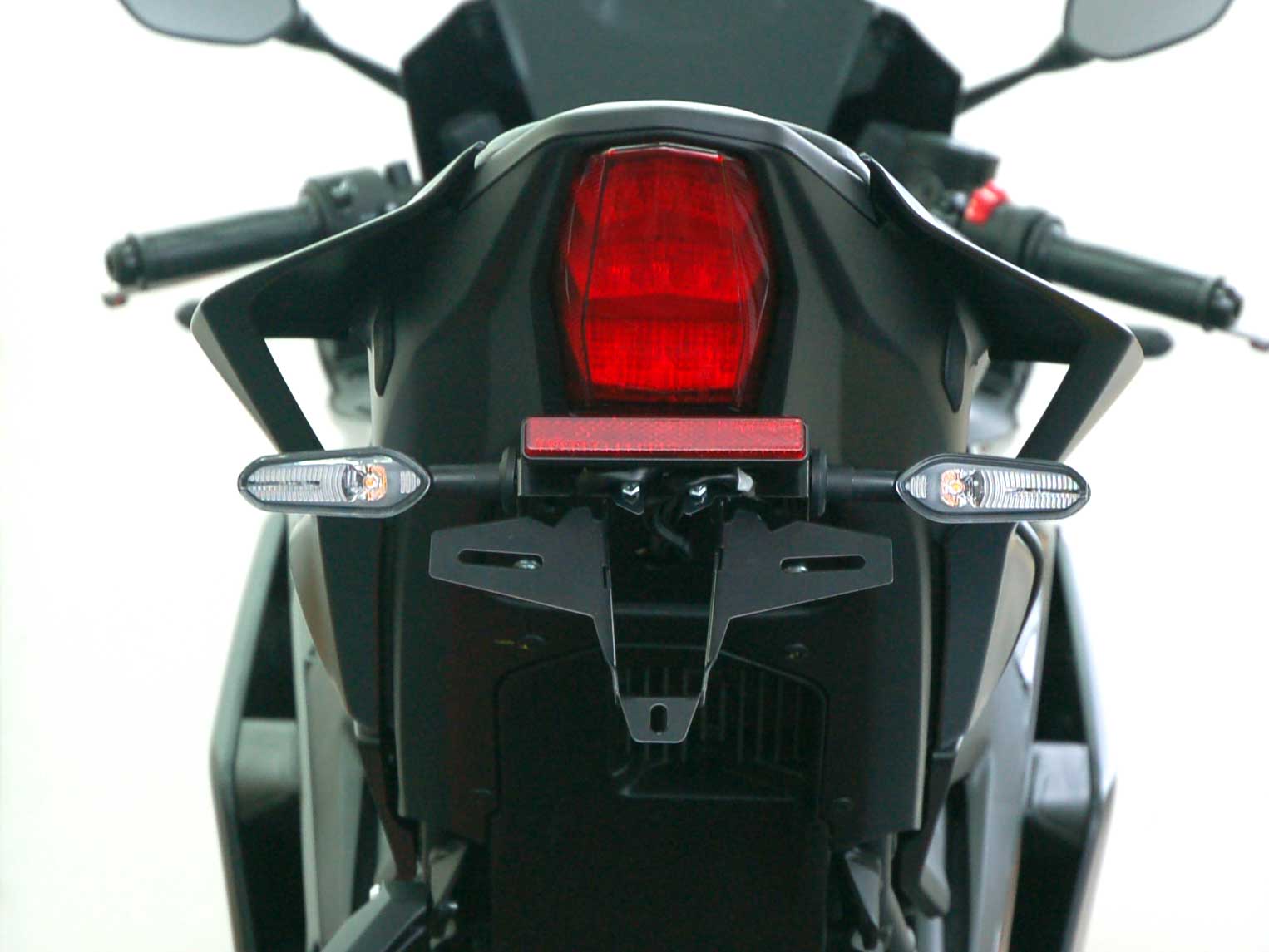 Portatarga IQ5 per Yamaha R3 (2025-2026) Portatarga IQ5 per Yamaha R3 (2025-2026) per indicatori di direzione originali