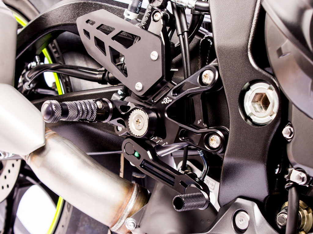 Sistema di pedane MUE2-S01 per Suzuki GSX-R 1000 / R (2017-2022) Sistema di pedane MUE2-S01 per Suzuki GSX-R 1000 / R (2017-2022)