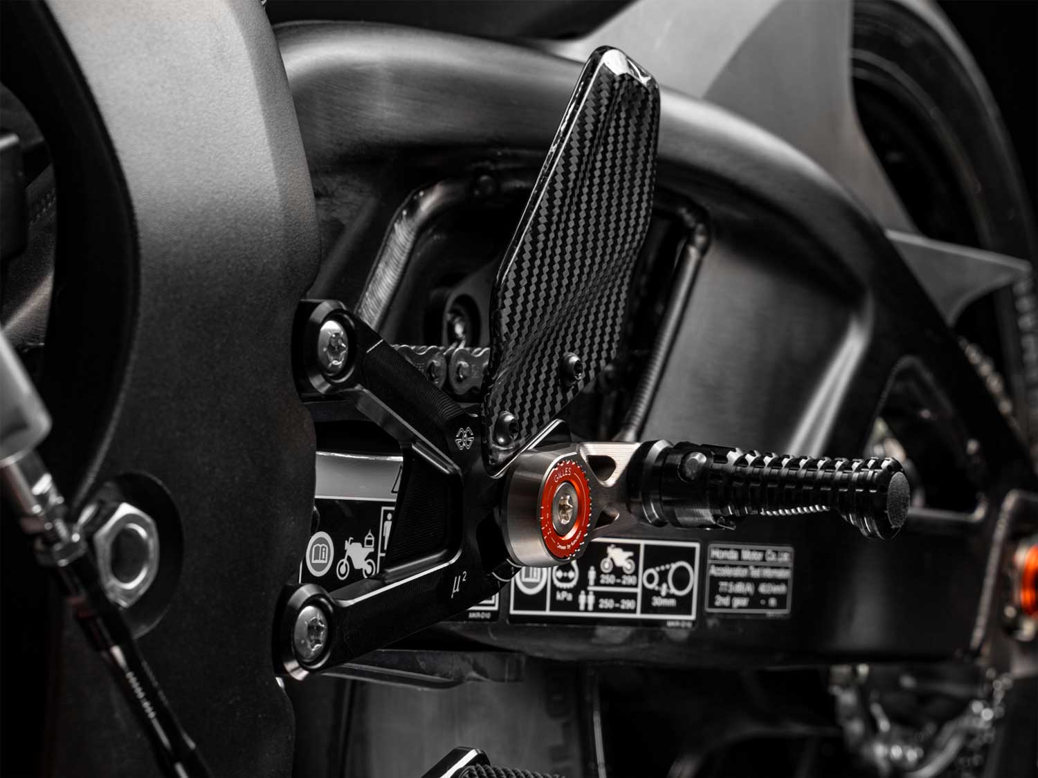 Sistema di pedane MUE2-H02 per Honda CBR1000RR (2020-2026) Sistema di pedane MUE2-H02 per Honda CBR1000RR (2020-2026)
